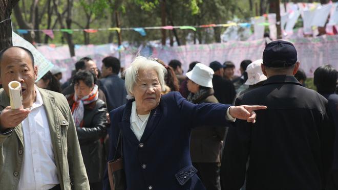 开云体育在线入口-63岁大妈：给我儿子100万买房，就做你老伴，大爷：你还18岁吗？