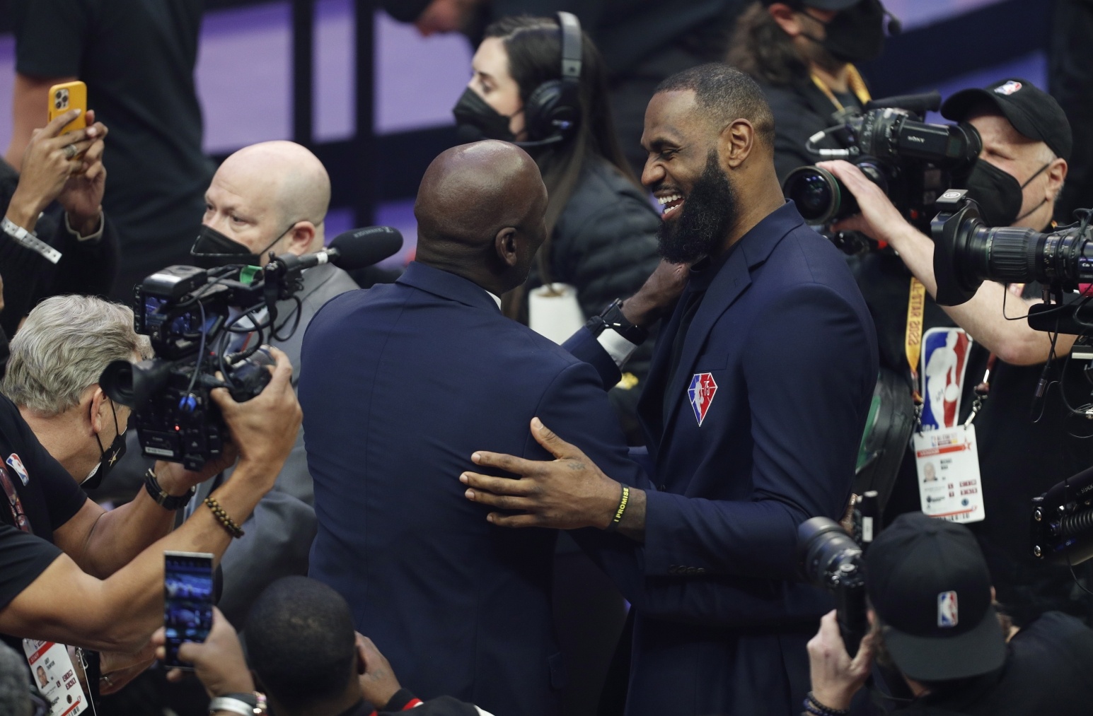 霍华德问ChatGPT历史前十 后者给出答案：乔詹勾环魔 帅伯邓科奥